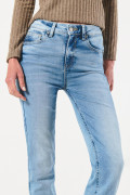 Jean con efecto push up azul claro, desgastes y tiro alto