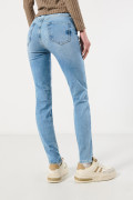 Jean con efecto push up azul claro, desgastes y tiro alto