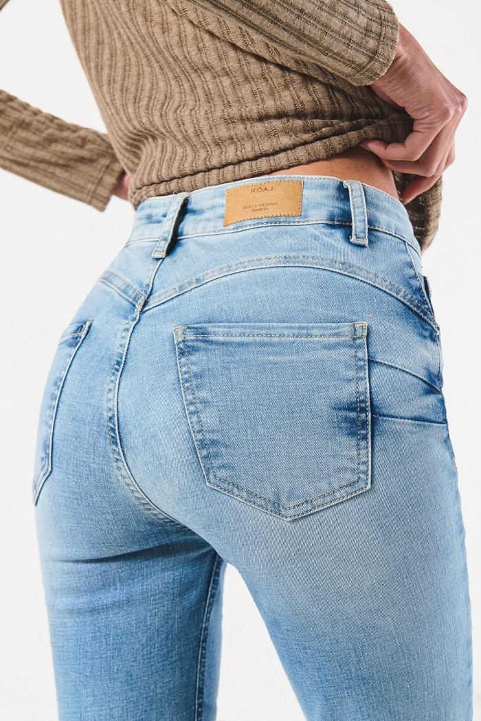 Jean con efecto push up azul claro, desgastes y tiro alto