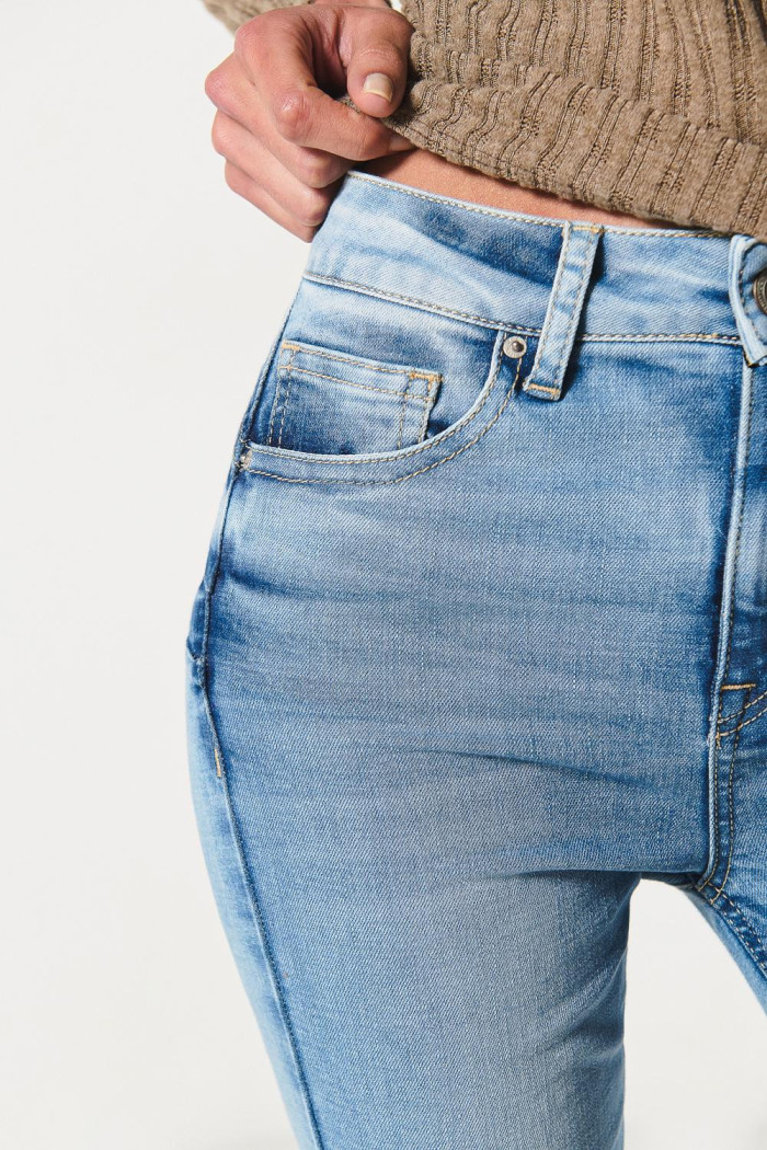 Jean con efecto push up azul claro, desgastes y tiro alto