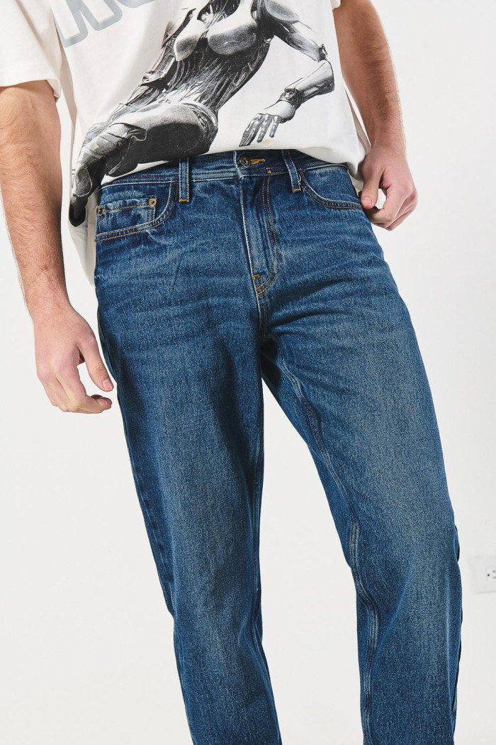 Jean tiro bajo 90´S azul oscuro con bota recta y cremallera