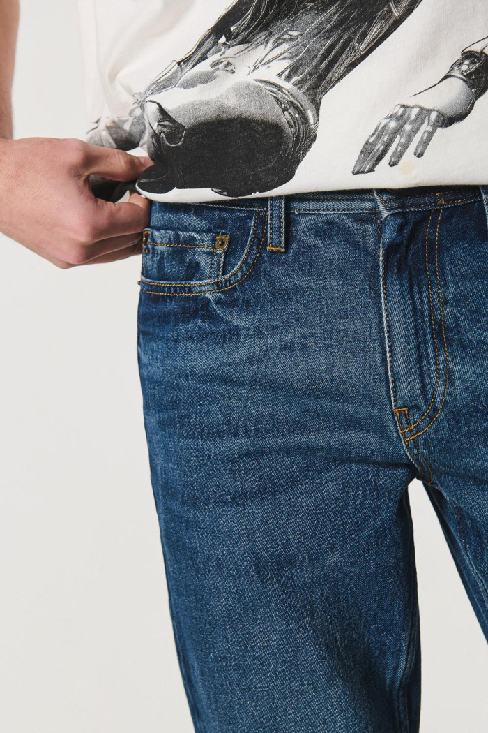 Jean tiro bajo 90´S azul oscuro con bota recta y cremallera