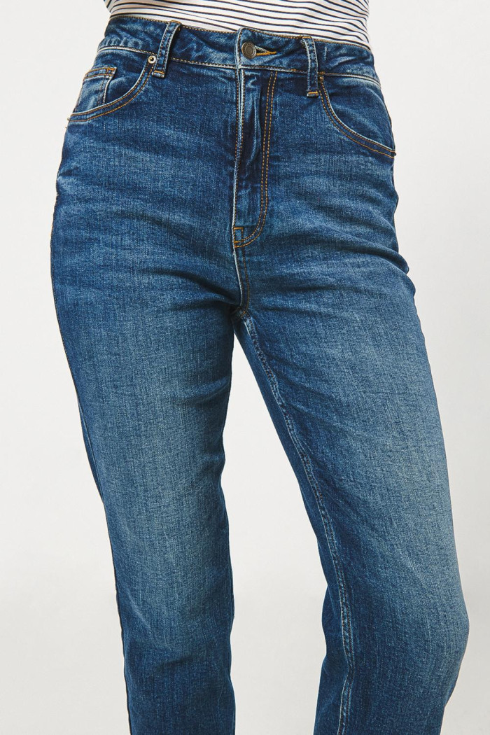Jean mom bota recta azul oscuro con súper tiro alto
