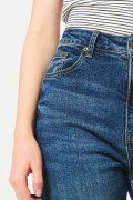 Jean mom bota recta azul oscuro con súper tiro alto
