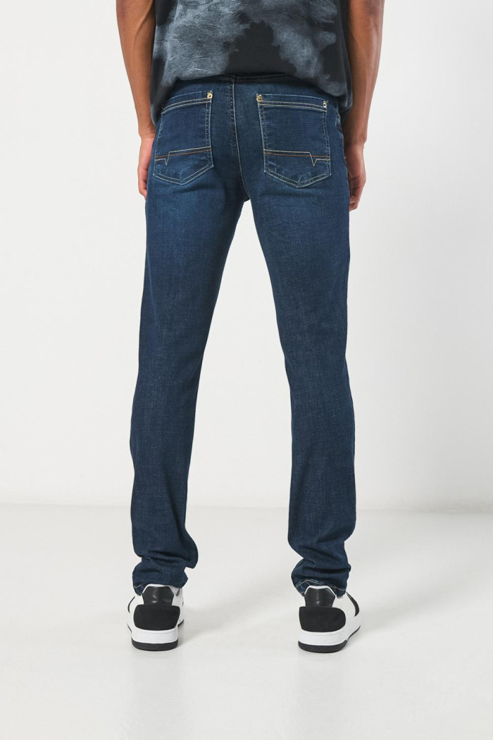 Jean ceñido skinny azul oscuro con bolsillos y tiro bajo