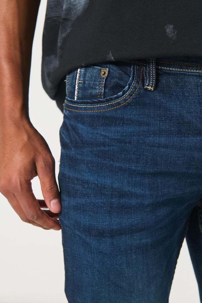 Jean ceñido skinny azul oscuro con bolsillos y tiro bajo