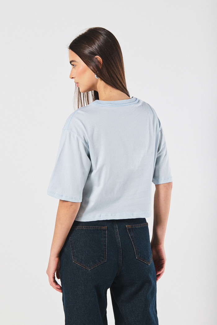 Camiseta azul crop top oversize con estampado college