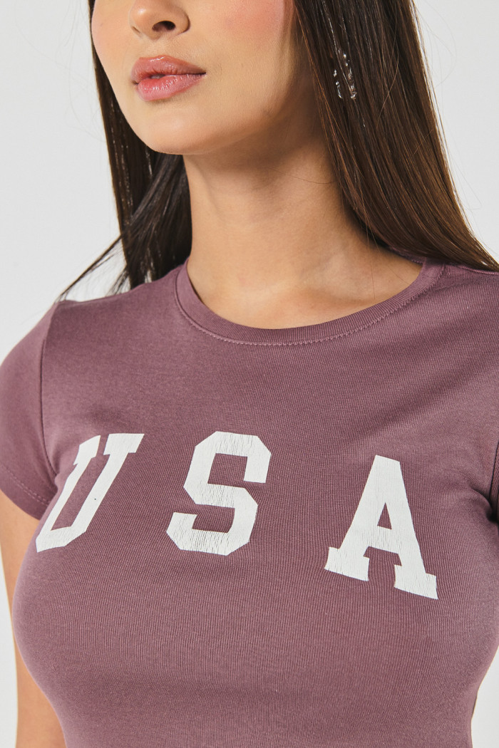 Camiseta en rib lila clara cuello redondo con diseño college