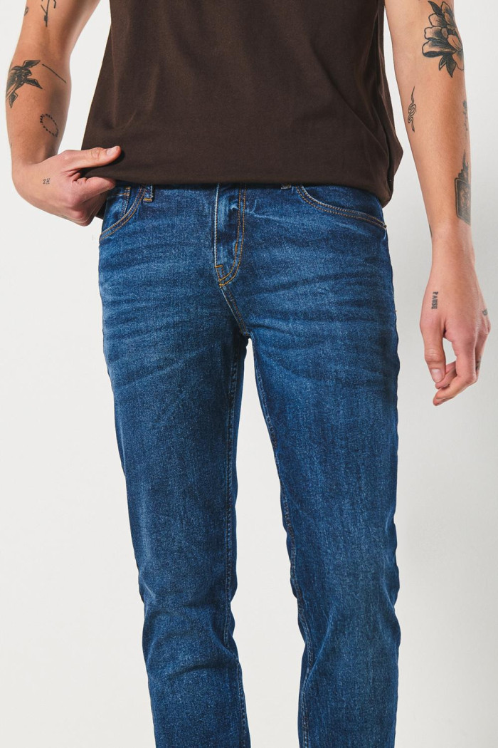 Jean azul slim con tiro bajo, cremallera y ajuste ceñido