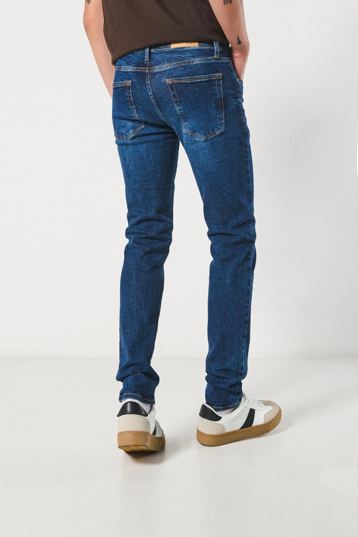 Jean azul slim con tiro bajo, cremallera y ajuste ceñido
