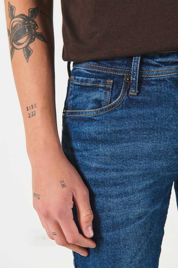 Jean azul slim con tiro bajo, cremallera y ajuste ceñido