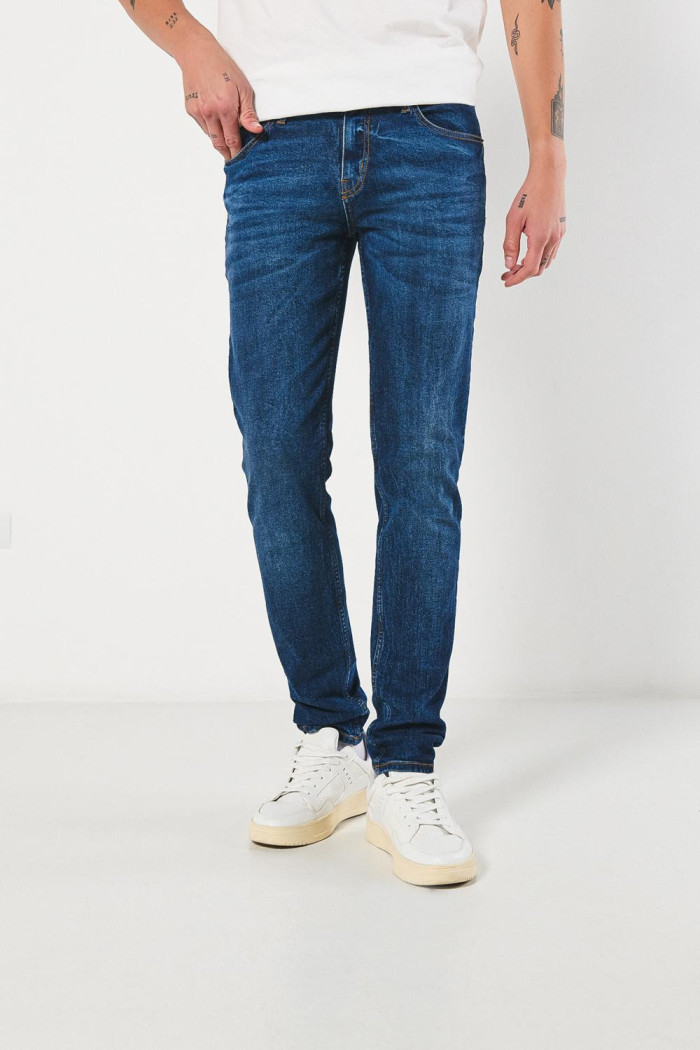 Jean ceñido tiro bajo slim azul oscuro con bolsillos