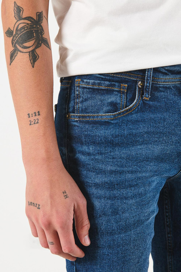 Jean ceñido tiro bajo slim azul oscuro con bolsillos