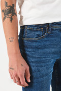 Jean ceñido tiro bajo slim azul oscuro con bolsillos