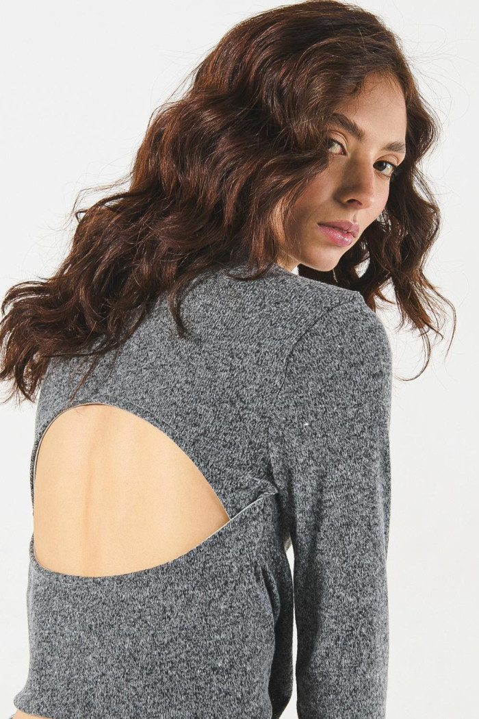 Camiseta manga larga gris con escote en espalda