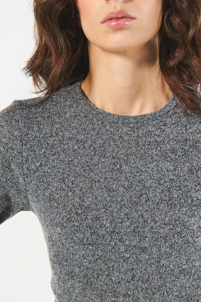 Camiseta manga larga gris con escote en espalda