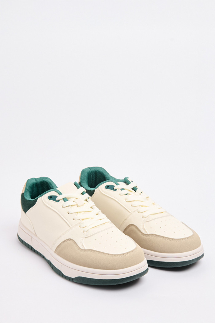 Tenis cremas casuales con suelas planas y contrastes