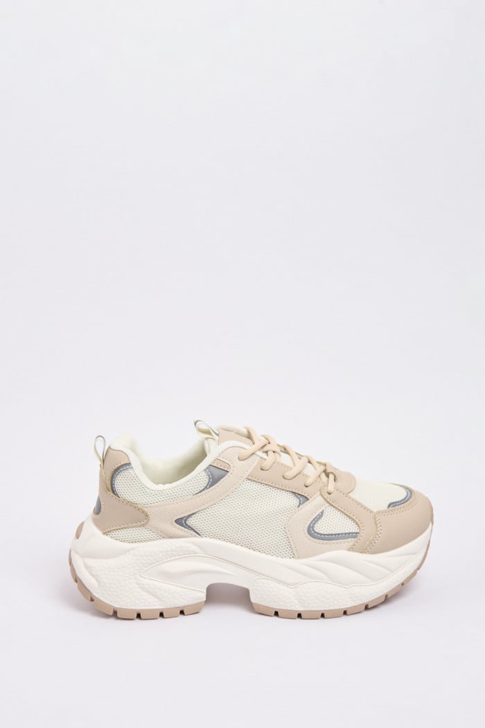 Tenis de plataforma unicolores con cortes y cordones