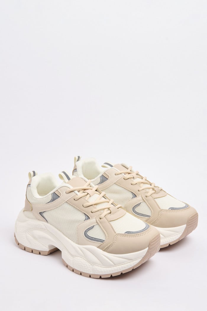 Tenis de plataforma unicolores con cortes y cordones