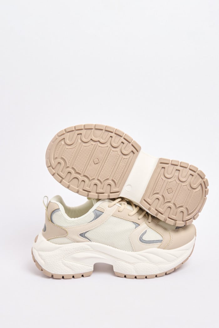 Tenis de plataforma unicolores con cortes y cordones