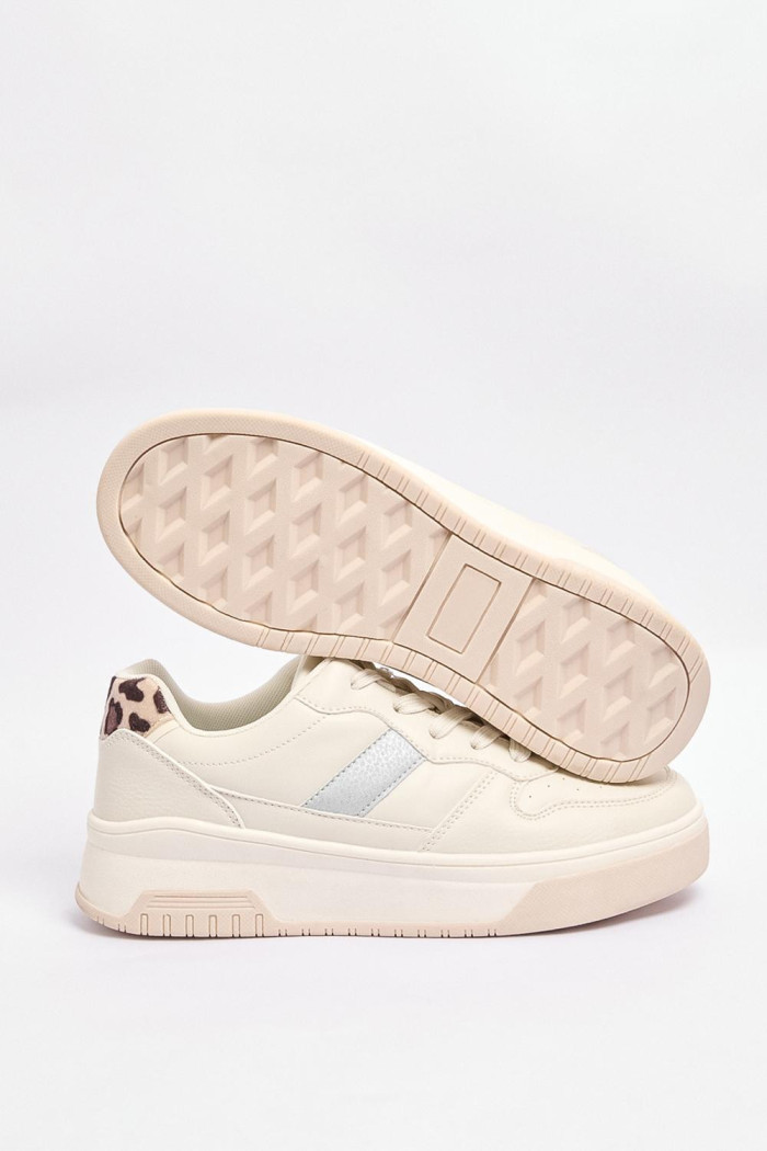Tenis casuales cremas con diseño animal print posterior