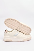 Tenis casuales cremas con diseño animal print posterior