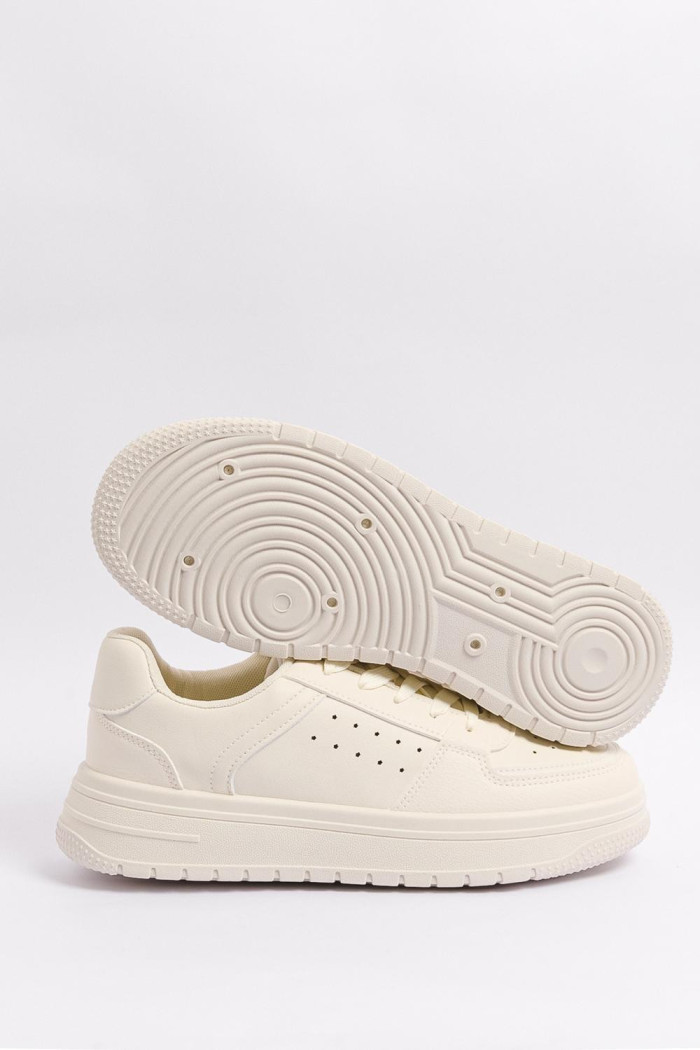 Tenis casuales cremas con perforaciones y suela elevada