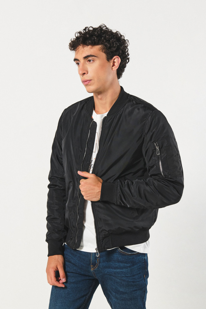 Chaqueta unicolor bomber acolchada con acabados en rib