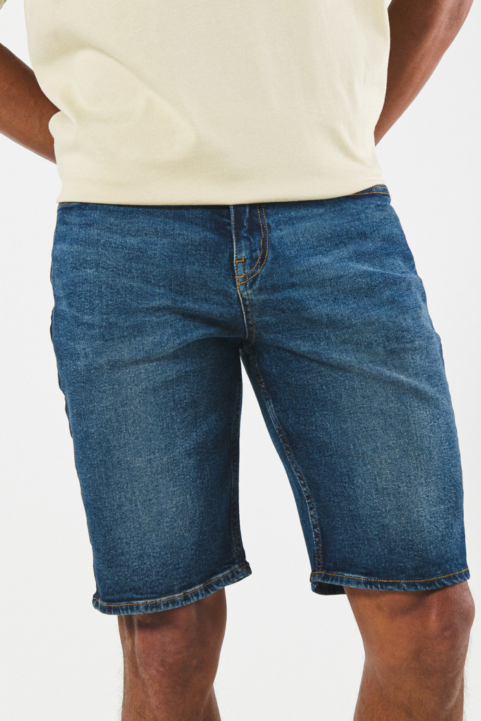 Bermuda slim tiro bajo azul oscura en jean con bolsillos