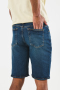 Bermuda slim tiro bajo azul oscura en jean con bolsillos