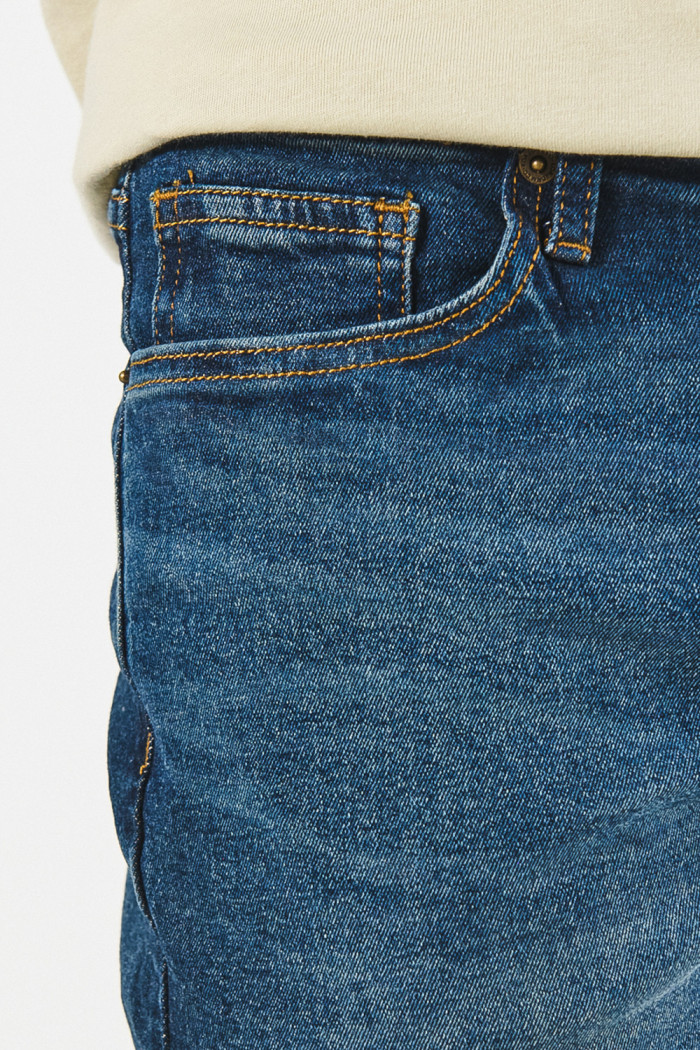 Bermuda slim tiro bajo azul oscura en jean con bolsillos
