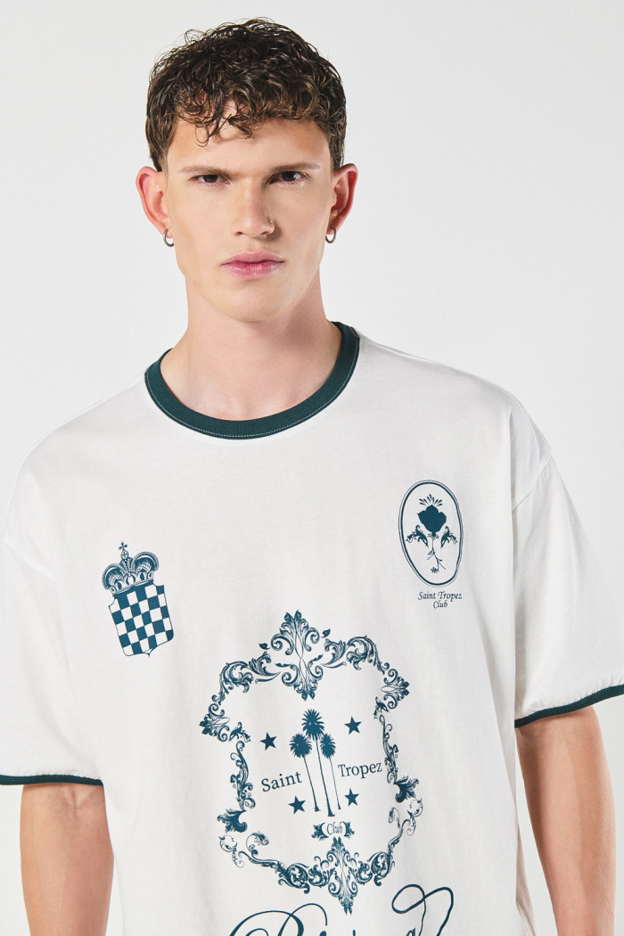 Camiseta oversize con contrastes college crema y manga corta