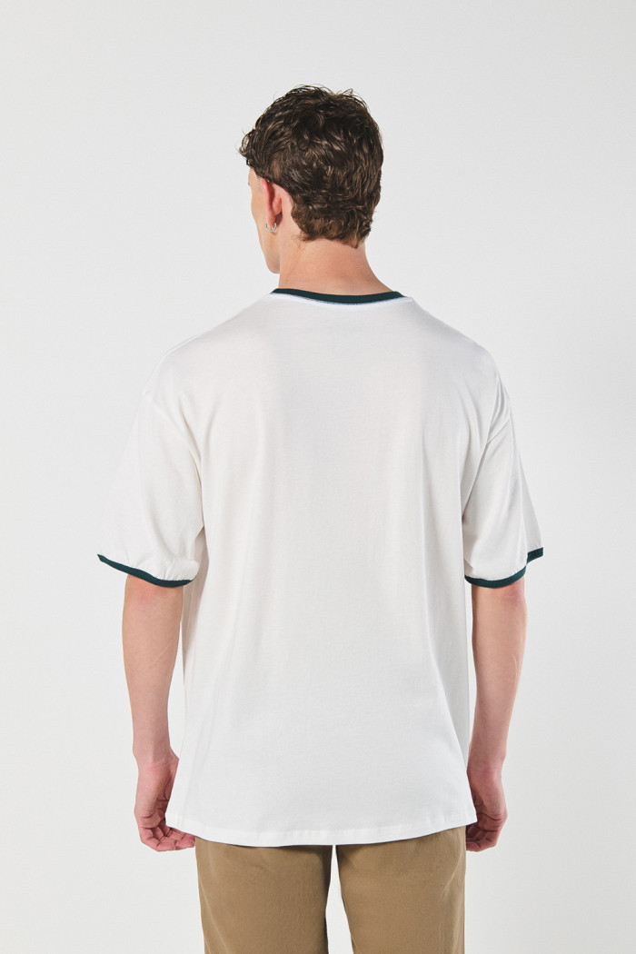 Camiseta oversize con contrastes college crema y manga corta