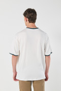 Camiseta oversize con contrastes college crema y manga corta