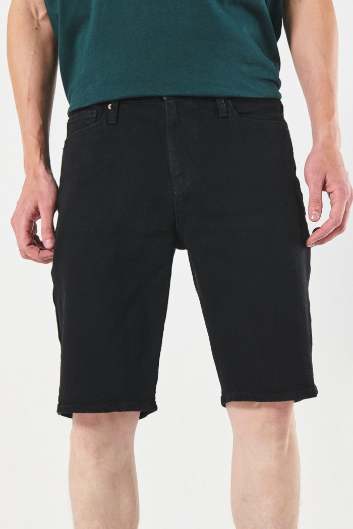 Bermuda slim negra en jean tiro bajo con bolsillos