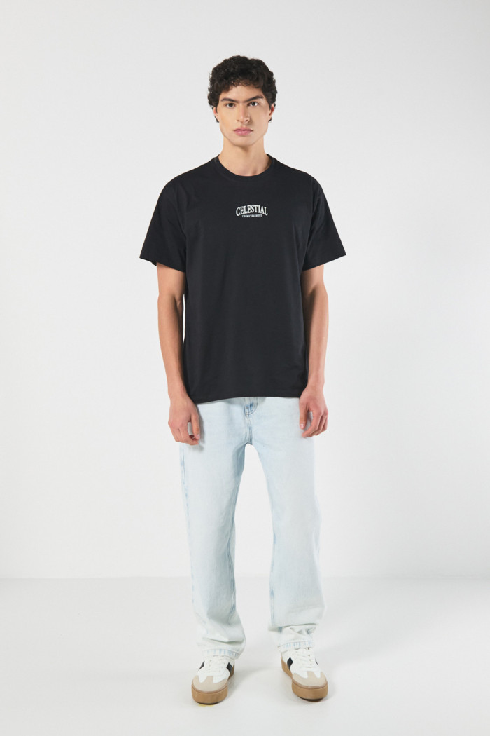 Camiseta oversize manga corta negra con diseño celestial