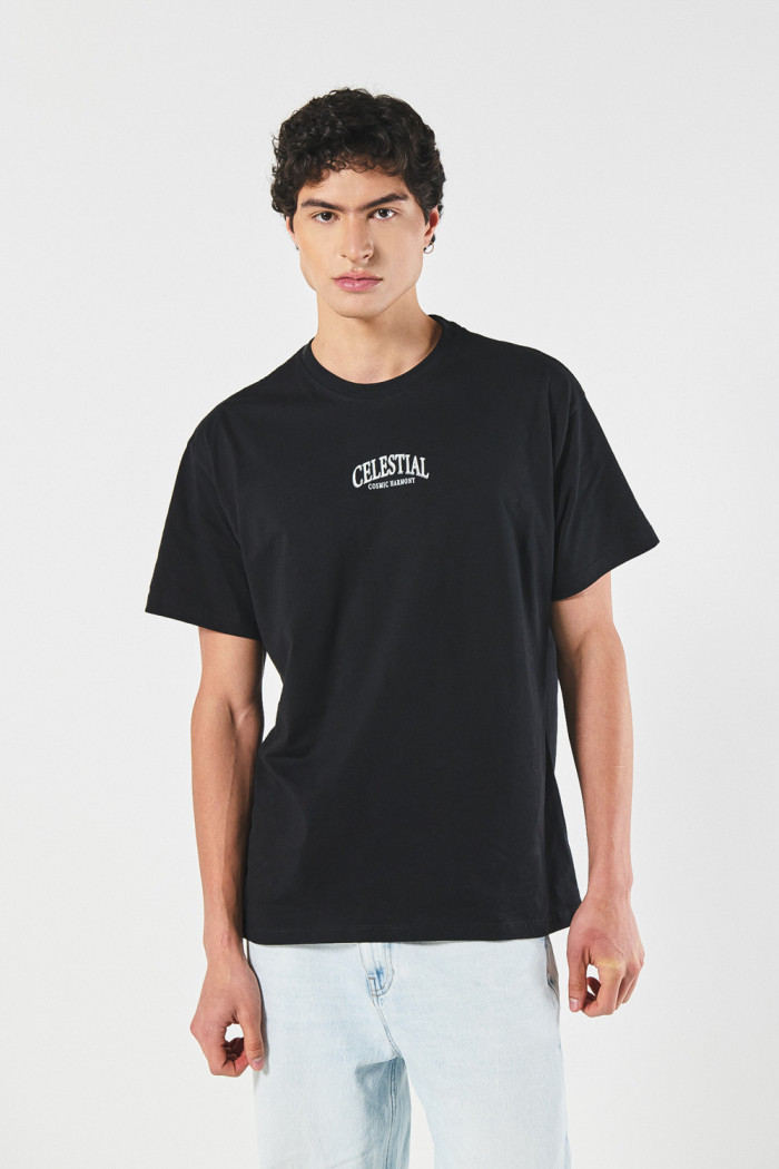 Camiseta oversize manga corta negra con diseño celestial