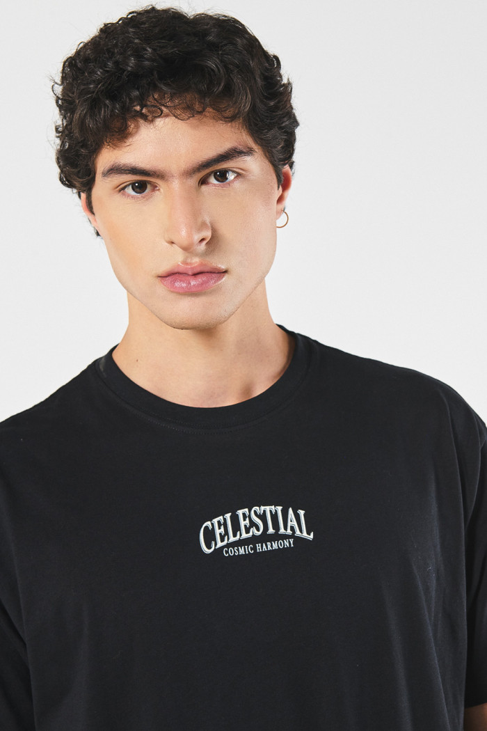 Camiseta oversize manga corta negra con diseño celestial