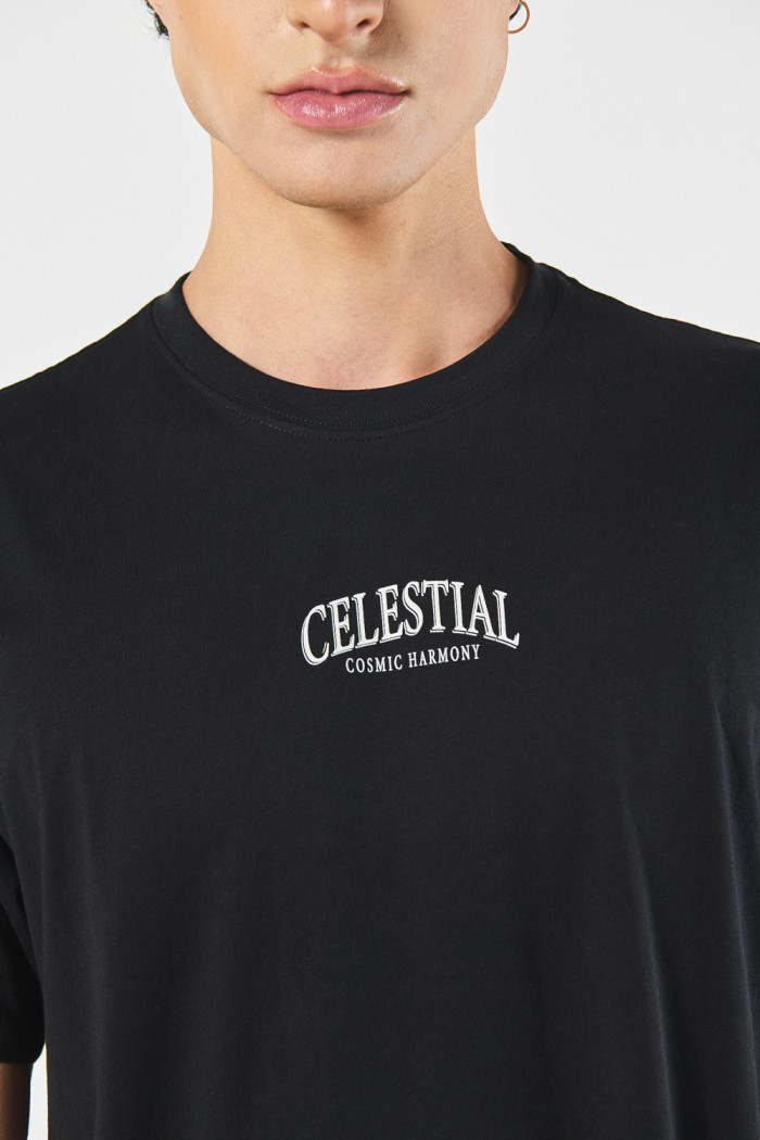 Camiseta oversize manga corta negra con diseño celestial