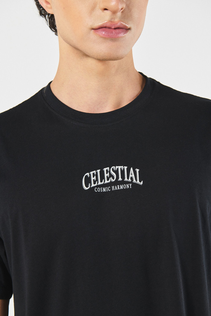 Camiseta oversize manga corta negra con diseño celestial