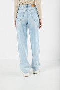 Jean tiro alto 90´S con bota recta azul claro y bolsillos