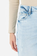 Jean tiro alto 90´S con bota recta azul claro y bolsillos