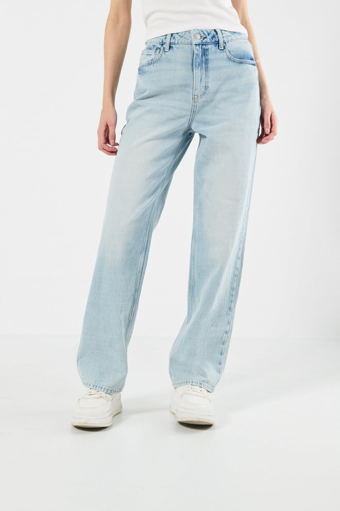 Jean 90´S azul claro bota recta con tiro alto y desgastes