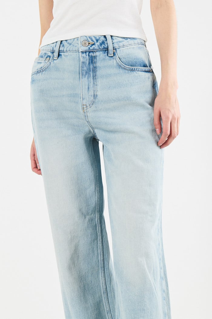 Jean 90´S azul claro bota recta con tiro alto y desgastes