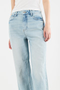 Jean 90´S azul claro bota recta con tiro alto y desgastes