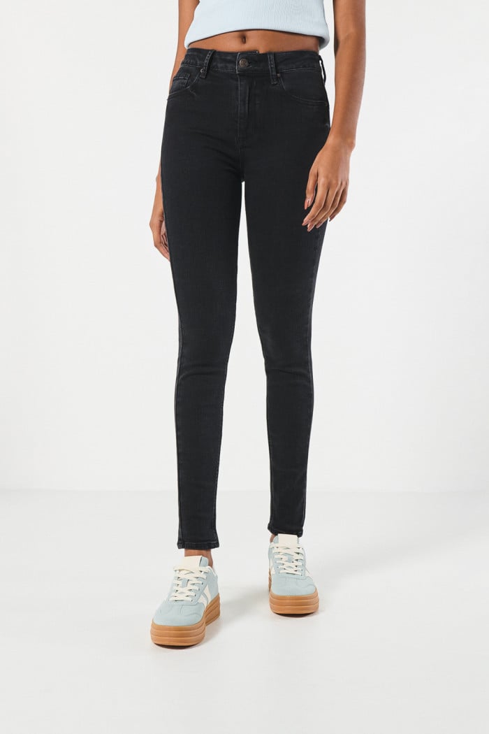 Jean push up gris oscuro tiro alto con pinzas de realce