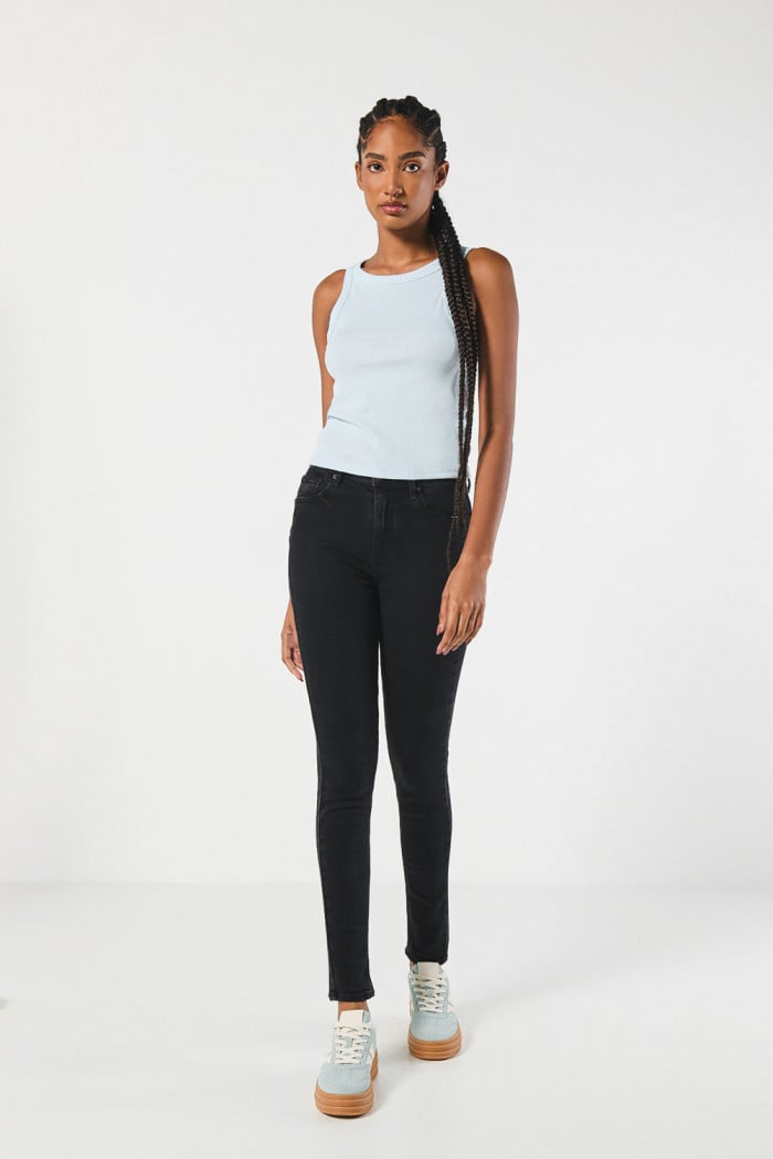 Jean push up gris oscuro tiro alto con pinzas de realce