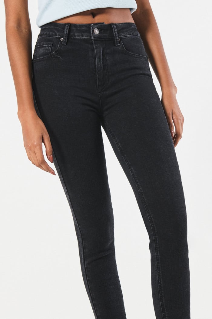 Jean push up gris oscuro tiro alto con pinzas de realce