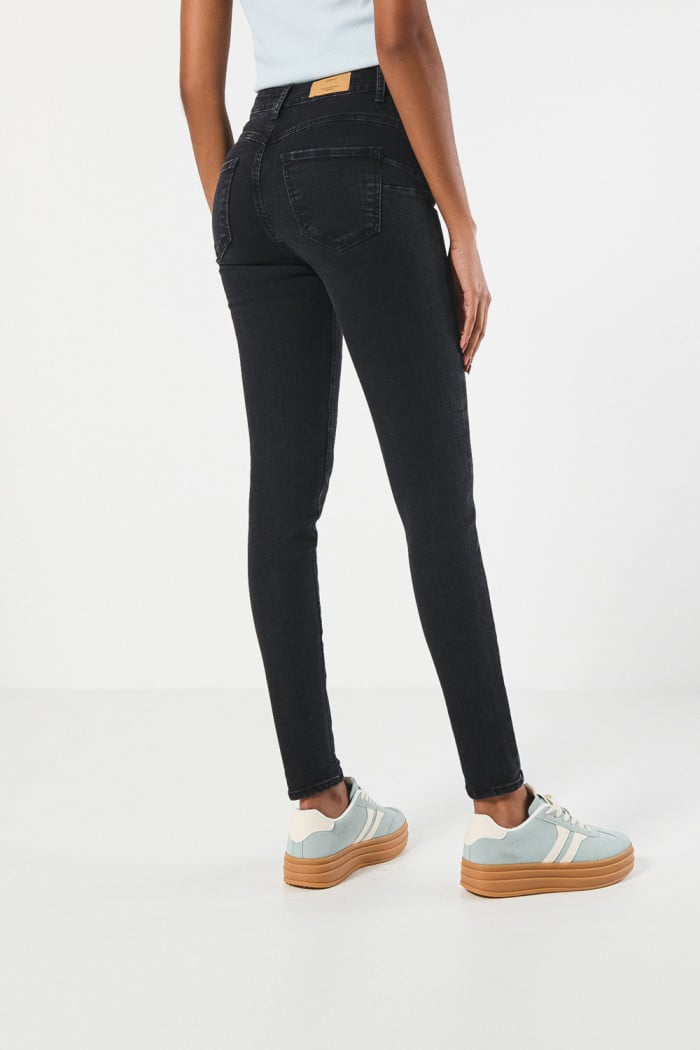 Jean push up gris oscuro tiro alto con pinzas de realce