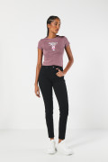 Jean negro tipo jegging con tiro alto y bolsillos